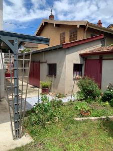 een huis met een ladder voor een huis bij Ibis Rouge in Villars-les-Dombes +9 foto's