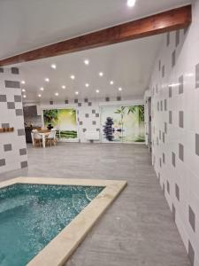 Bazén v ubytování Maison Espace détente nebo v jeho okolí