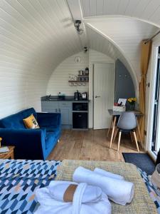 Kuchyň nebo kuchyňský kout v ubytování Cwt y Gwenyn Glamping Pod