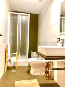een badkamer met toilet en wastafel bij Oceanus in Horta +30 foto's
