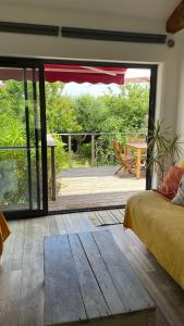 een kamer met een bed en een glazen schuifdeur bij Le Bayanas in La Rochelle