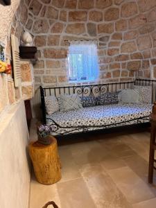 un banco en una habitación con una pared de piedra en Trullo Elisabetta, en Ceglie Messapica
