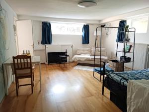 a bedroom with a bed and a desk and a chair at A place to be - Ruhelage mit gratis Parkplatz in Graz +11 photos