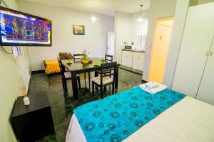 een woonkamer met een tafel en een eetkamer bij Bella Vista Apart in Chilecito