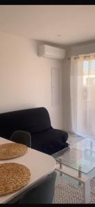 Una sala de estar con una mesa de cristal y un sofá. en A louer T2, en Palasca