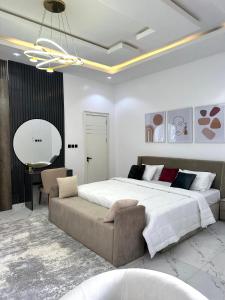 Rúm í herbergi á Tranquil Haven Lekki