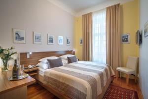 Letto o letti in una camera di Monastery Hotel