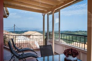 - Balcón con 2 sillas y mesa de cristal en Eveniki house, en Pelekas