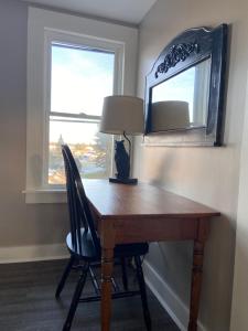 een houten bureau met een lamp en een spiegel bij Tavern - Charming Loft in Newport +1 foto