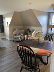 a dining room with a table and chairs and a couch at Tavern - Charming Loft in Newport