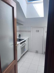 Kuchyň nebo kuchyňský kout v ubytování Tomillaron House