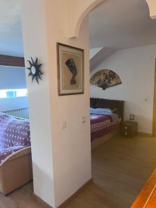 Postel nebo postele na pokoji v ubytování Tomillaron House