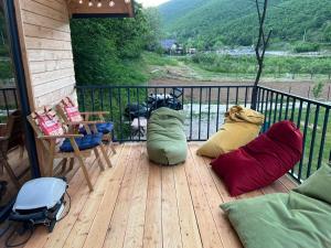 フェリザイにあるTreehouseの犬と一緒にバルコニーに枕のあるデッキ