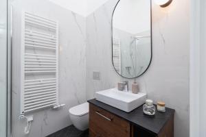 Kúpeľňa v ubytovaní 3 bedroom Apartment with the balcony - Rejtana 10