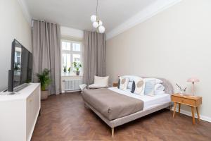 Televízia a/alebo spoločenská miestnosť v ubytovaní 3 bedroom Apartment with the balcony - Rejtana 10