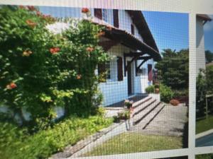 een blauw huis met een boom ervoor bij Argizaria in Ciboure