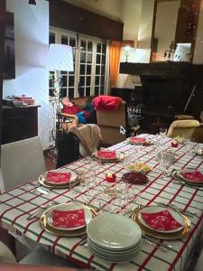 een tafel met borden en glazen erop bij Argizaria in Ciboure