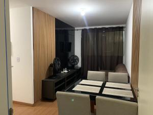 a living room with a table and a dining room at Millennium Residence in Juiz de Fora