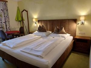 A bed or beds in a room at Ferienhotel Gewürzmühle Még 37 kép