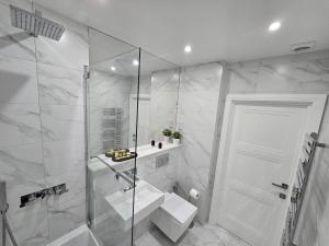 Koupelna v ubytování Abbey Corner by Nivaas 3-Located in the heart of the city centre-5 minute walk to train station-20 minutes to London via train + 47 fotografií