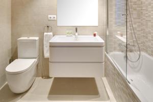 ein Badezimmer mit Toilette, Waschbecken und Dusche in der Unterkunft Cap 1500 by FeelFree Rentals in Baqueira-Beret + 8 Fotos