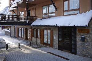 ein Gebäude mit Schnee drauf in der Unterkunft Cap 1500 by FeelFree Rentals in Baqueira-Beret