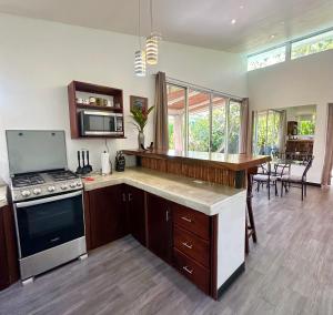 a kitchen with a stove and a counter top at Casa Josh del Bambu in Puerto Jiménez