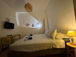 una camera da letto con un letto con un cappello sopra di La 2 monolocale con accesso privato in spiaggia a Torvaianica