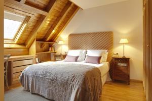 - une chambre avec un grand lit et une fenêtre dans l'établissement Era Garona by FeelFree Rentals, à Vielha e Mijaran