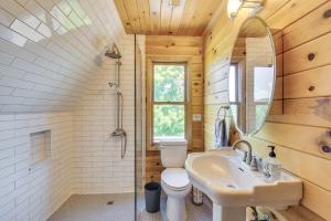 Un baño con inodoro, lavabo y espejo. en Home with Fire Pit on 27 Acres in Walhalla!, en Walhalla 33 fotos más