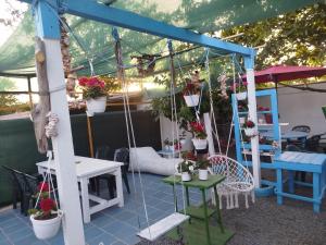 Un patio sau altă zonă în aer liber la Camera dubla Tuzla cu baie proprie