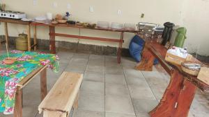 Habitación con mesas de madera y bancos. en Espaço Nativo, en Ituberá 12 fotos más