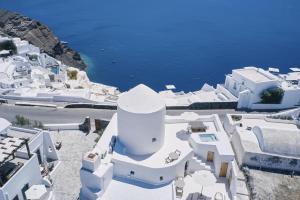 z góry widok na miasto z białymi budynkami i ocean w obiekcie The Mill Haven Santorini w mieście Oia