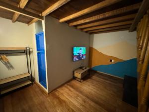 TV a/nebo společenská místnost v ubytování Way Kap Hostel Cusco