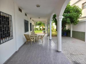 patio esterno con tavolo e sedie di Villa Jardin d' Eden a Lomé