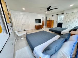 Televisyen dan/atau pusat hiburan di Upscale Tampa Bay Dream Home Pool with Putting Green