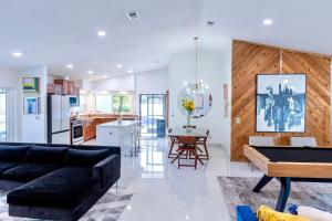Dapur atau dapur kecil di Upscale Tampa Bay Dream Home Pool with Putting Green