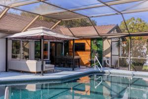 Kolam renang di atau dekat dengan Upscale Tampa Bay Dream Home Pool with Putting Green