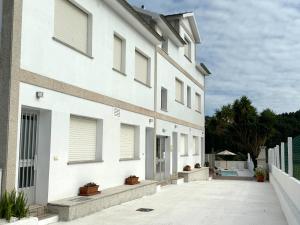 an external view of a white building with a courtyard at Naturmar in Raxó
