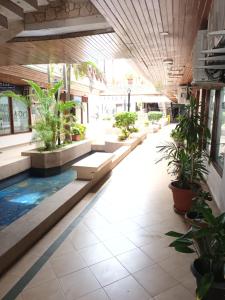 Πισίνα στο ή κοντά στο Confortable y Central Habitacion cerca a la Playa Spratt Bight y Malecon