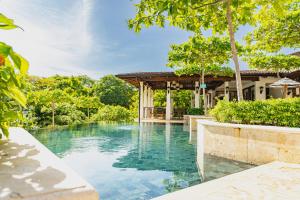 Playa DantaにあるCasa Luna At Las Catalinasの裏庭のインフィニティプール
