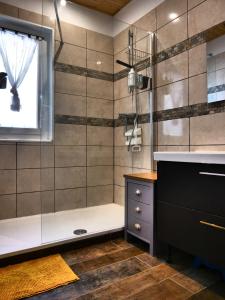 Un baño con ducha con bañera y lavabo. en Le Mazet de St Laurent - 4 personnes - Idéalement situé, en Saint-Laurent-dʼAigouze