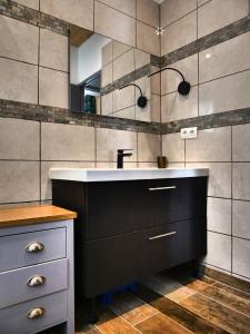 un baño con lavabo y espejo en Le Mazet de St Laurent - 4 personnes - Idéalement situé, en Saint-Laurent-dʼAigouze 20 fotos más