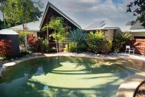 米申海滩Sealords的院子里的游泳池