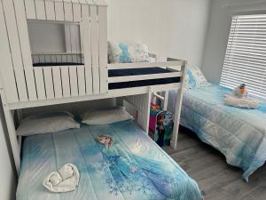 Postel nebo postele na pokoji v ubytování Vilas em Seven Dwarfs - 3 Quartos - 20 min disney + 68 fotografií