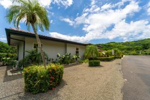 Κήπος έξω από το The Haven-Mar Vista 2 Br House With Pool And 1 Br Casita