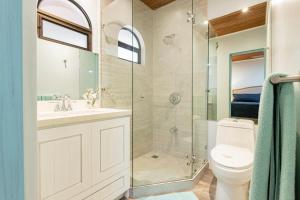 Koupelna v ubytování Flamingo Marina Cove 404- Oceanfront Condo + 27 fotografií