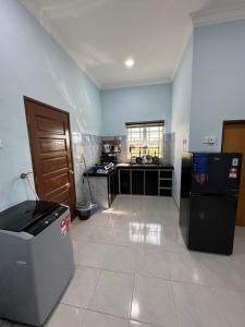 Η κουζίνα ή μικρή κουζίνα στο Afdal homestay +2 φωτογραφίες