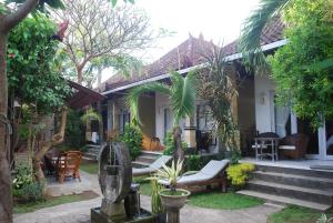 a courtyard of a house with a garden at Dalum Homestay in Amed