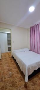Un dormitorio con dos camas en una habitación con ventana. en Iguaçu House, en Foz do Iguaçu